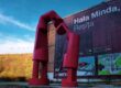 fotografie cu Hala Minda din Reșița și cu artă industrială în fața ei