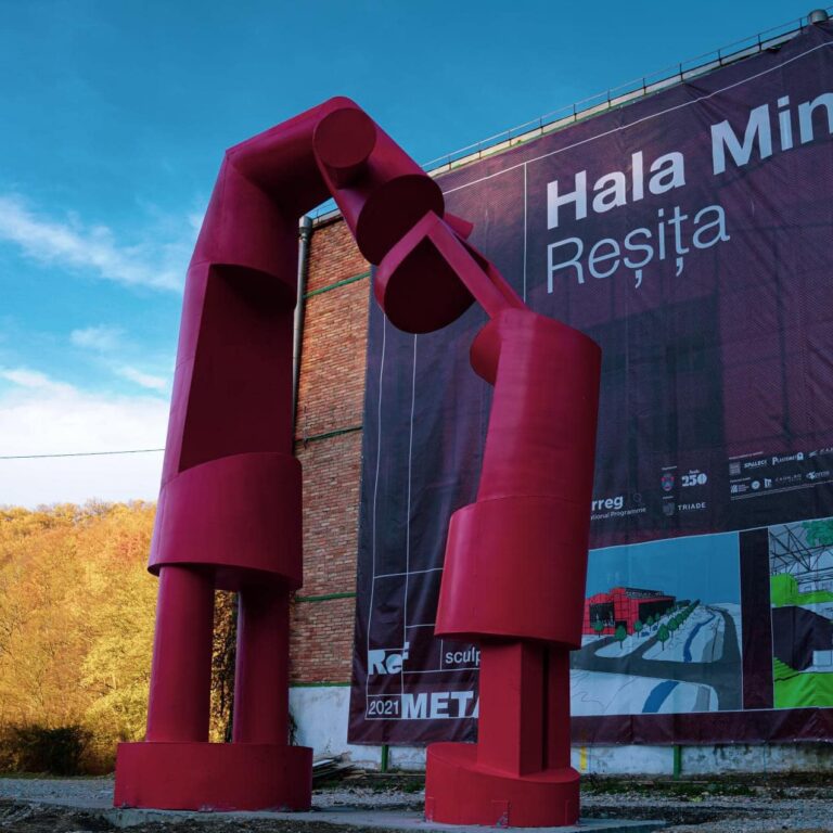 hala-minda-resita fotografie cu Hala Minda din Reșița și cu artă industrială în fața ei
